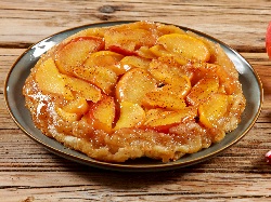 Френски обърнат сладкиш с бутер тесто и ябълки - снимка на рецептата